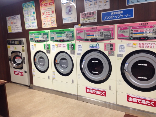 元々中古の洗濯機があった場所に、後から、洗濯乾燥機12kg２台を入れ替えました。３年目に入り、売り上げが顕著な伸びを見せたため、考慮の上洗濯乾燥機を導入。